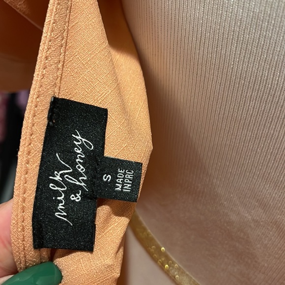 Milk & Honey Blouse with back Bow and pleated Sleeves. - Picture 6 of 8